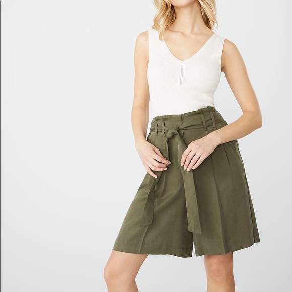 High-waisted pleated bermuda Tencel shorts - Picture 1 of 3